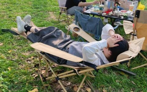 很多人喜欢在户外用这种躺椅市场机会很大